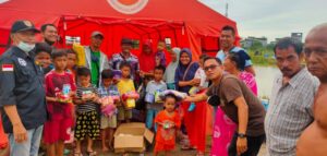 Peduli Anak-anak Korban Banjir, Wartawan Sergai Bagikan Makanan Bergizi 