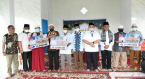 Bupati Dolly Pasaribu Serahkan Bantuan Tiga Masjid