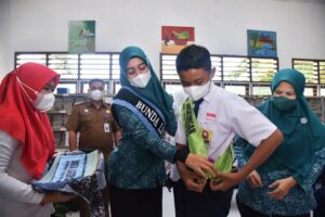 Ny. Maya Zahir Kukuhkan Duta Literasi dan Duta Lingkungan UPT SMP N 1 Datuk Lima Puluh