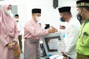 Bupati Zahir Beri Penghargaan Kepada 15 Orang Pembina Al-Quran Kabupaten Batu Bara.