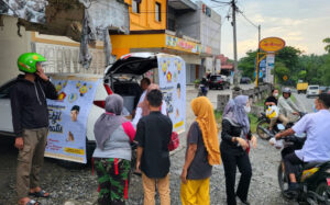 Wakil Ketua DPRD Batu Bara Syafrizal Berbagi Takjil Kepada Masyarakat