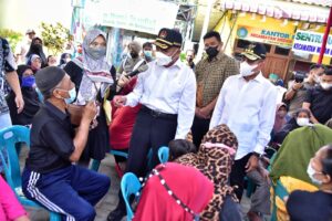 Menko PMK Tanya Langsung Bansos Warga Miskin di Belawan