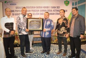 Bupati Dolly Terima Penghargaan BPJS Ketenagakerjaan
