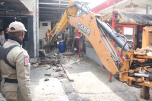 Di Medan, Bangunan Diatas Drainase Dibongkar 