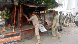 4 Bangunan Liar Dirobohkan di Medan Deli