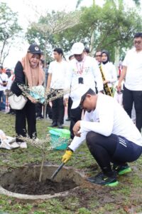 Bobby Nasution dan Peserta IMT GT Tanam Pohon Penghijauan