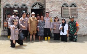 Tinjau Korban Banjir, Kapolres Batu Bara Salurkan Ratusan Paket Sembako