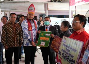 Bobby Safari Natal Serahkan Bantuan