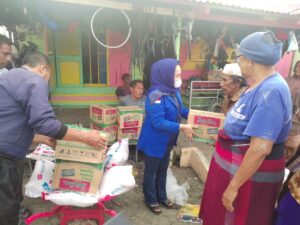 Sri Wahyuni Beri Bantuan Korban Banjir di Medang