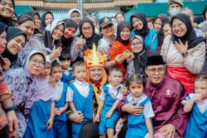 Hari Guru : Bobby Bagikan 3.000 Pasang Sepatu dan Sertifikat Guru