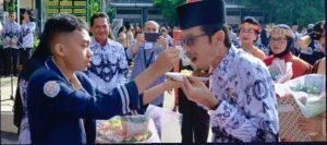 SMA Negeri 3 Medan Laksanakan Potong Nasi Tumpeng Syukuran Hari Guru 