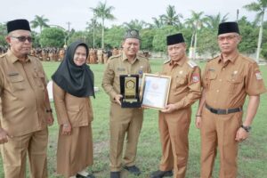Wali Kota Waris Tholib Beri Penghargaan kepada Diskominfo Tanjungbalai