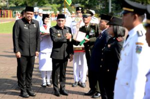 Edy Rahmayadi Serahkan Penghargaan Tunggul Kecamatan Terbaik