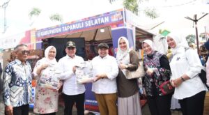 Stand Pameran Tapsel Dikunjungi Gubernur dan Ketua PKK Sumut