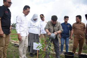 Bupati Dolly Dukung Gerakan Tanam Pohon Program Revolusi Hijau