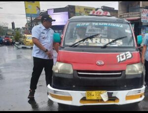 Bobby Nasution Hentikan Angkot Terobos Lampu Merah