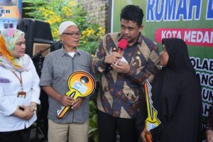 Bobby Nasution Serahkan Kunci Rumah Ke Warga