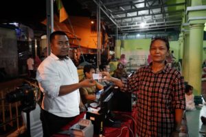 Warga Medan Dapat Cetak KTP dan KIA Saat Safari Ramadhan