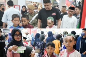 Bobby Nasution Bawa Anak Yatim Beli Baju Lebaran