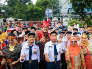 Pakaian Adat Multietnis Semarakkan Hardiknas di Medan. Bobby Pakaian Adat Karo 