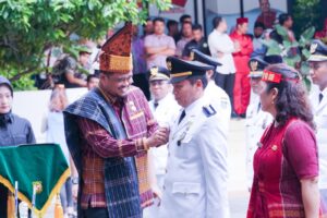 111 Pejabat Administrasi Dilantik, Bobby : Camat, Lurah Harus Keliling Lihat Warga.