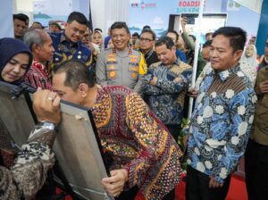Bobby Nasution Saksikan Roadshow Bus KPK.