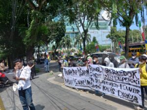 Seratusan Massa Formasi Berunjuk Rasa Desak DPRD Medan Periksa Oknum Kadishub IL.