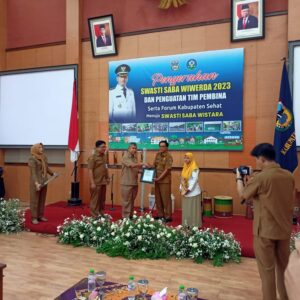 Menuju Swasti Saba Wistara, Dinas Kesehatan Kabupaten Pacitan Serahkan Swasti Saba Wiwerda.