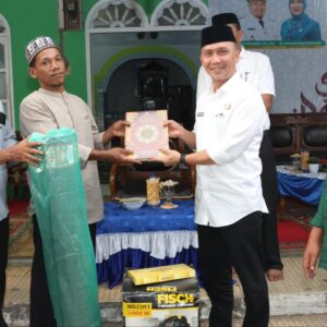 Ramadhan Ke-9, Bupati Dolly Bagikan Bantuan Ke Masyarakat Tantom Angkola.
