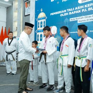 Pj.Bupati Batu Bara Beri Tali Asih Atlet Taekwando Berprestasi.