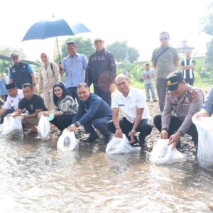 Pemprov Sumut dan Pemkab Tapsel Tebar Ribuan Benih Ikan Nila di Dua Desa.