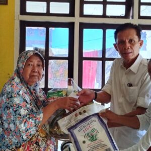 PWI Tabagsel Berikan Bantuan Kebutuhan Pokok dan Parcel kepada Janda Wartawan.