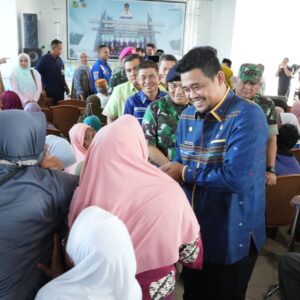Bobby Nasution Serahkan 1.100 Paket Sembako Kepada Warga Medan Belawan.
