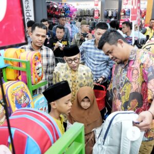 Bobby Nasution Bareng Anak Yatim Belanja Baju Lebaran.