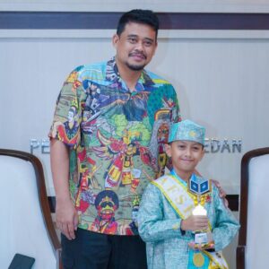 Juara Kompetisi Hafiz Indonesia 2024, Bobby Hadiahkan Umroh Keluarga Gibran.