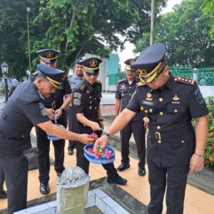 Peringati HBP Ke-60, Lapas Labuhan Ruku Ziarah ke Makam Pahlawan.