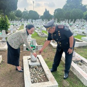 HBP Ke-60, Kalapas Binjai Theo Adrianus Bersama Istri Ziarah ke TMP Bukit Barisan.