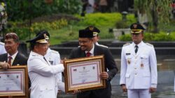 Bobby Nasution Terima Anugerah Satyalancana Karya Bhakti Praja Nugraha.