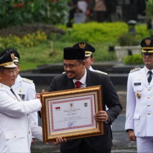 Bobby Nasution Terima Anugerah Satyalancana Karya Bhakti Praja Nugraha.