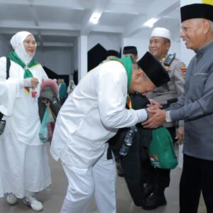Bupati Asahan, H. Surya Lepas Jamaah Calon Haji.