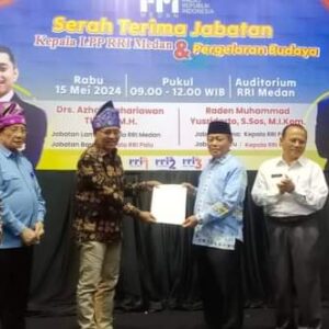 Wali Kota Waris Serahkan Sertifikat Tanah Kepada Pimpinan RRI Medan.