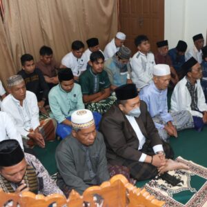 Bupati Dolly dan Keluarga Salat Idul Adha 1445 H Bersama Warga Tanjung Dolok.