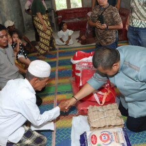 Bupati Dolly Santuni 2 Keluarga Korban Kebakaran di Huta Holbung.