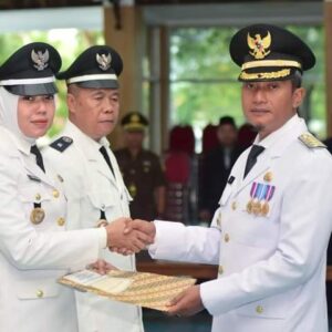 Bupati Pacitan Serahkan SK Perpanjangan Masa Jabatan Kades.