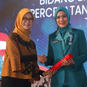 Selamat ! Bupati dan Ketua PKK Tapsel Terima Penghargaan Manggala Karya Kencana.