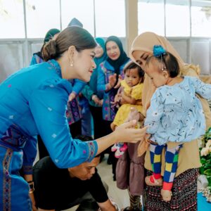 Kahiyang Ayu Beri Makanan Tambahan 34 Anak Stunting.