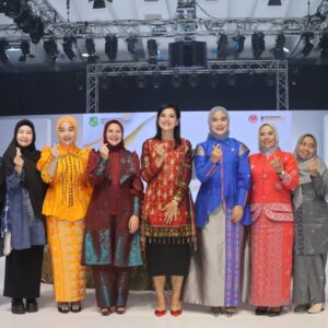 Peduli Peningkatan UMKM, Ketua Dekranasda Tapsel Hadiri Medan Fashion Festival.
