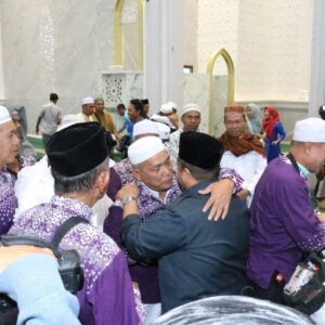 Bupati Dolly Sambut Kedatangan Jemaah Haji Tapsel dengan Penuh Haru.
