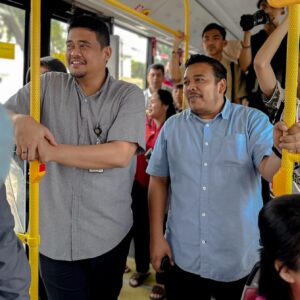 One Day No Car, Bobby Kerja Naik Bus Listrik