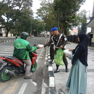 Dandenpom I/5 Medan dan Ketua Persit KCK Bagikan Kebahagiaan Tahun Baru